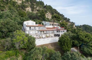 Bella Vista Beach Hotel & Studios